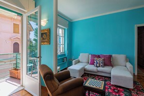 Appartement, 3 chambres, vue ville | Coin séjour | Télévision de 30 pouces avec chaînes par satellite