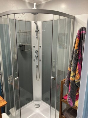 Shower, towels, toilet paper - Charming little house by the sea (La Bernerie-en-Retz)