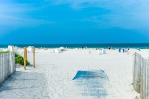 Chaises longues, serviettes de plage