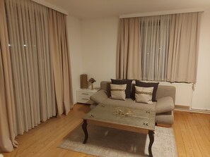 Smart TV, books - Wohlfühl Oase 2 Zimmer Apartment (Villach)