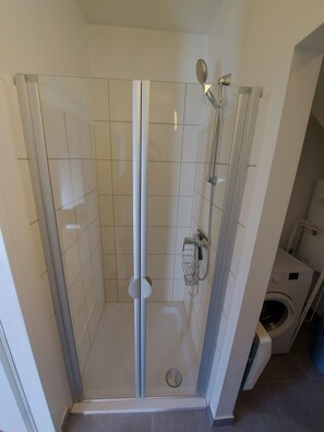 Shower, eco-friendly toiletries, hair dryer, towels - Wohlfühl Oase 2 Zimmer Apartment (Villach)
