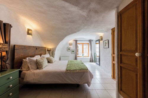 2-person gîte with Gardoise vault in a 16th-century Mas 15km from Uzès