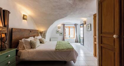 2-person gĂźte with Gardoise vault in a 16th-century Mas 15km from UzĂšs