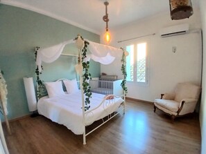 6 bedrooms, travel crib, free WiFi, bed sheets