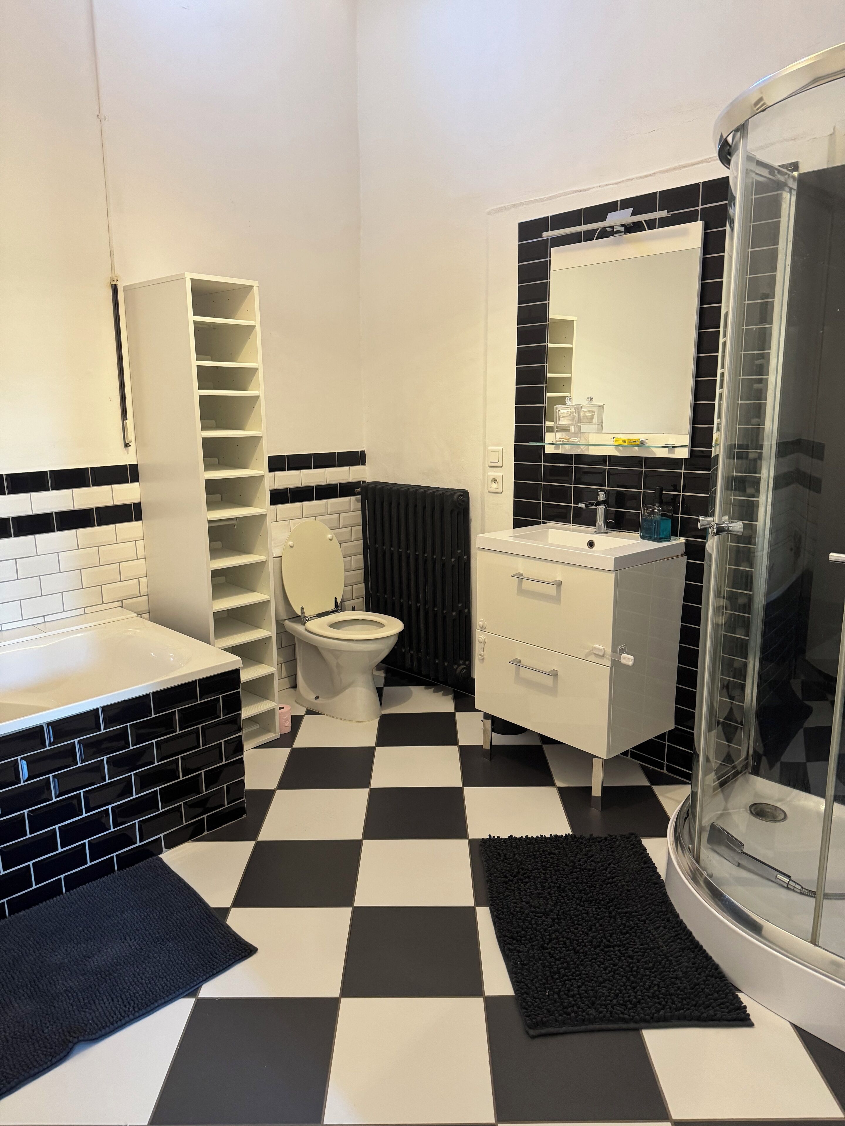 Douche, sèche-cheveux, serviettes fournies, savon