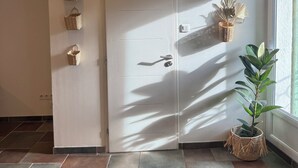A room with a white door, wicker baskets, and a potted plant. - Property XXL 320 m²_10 to 16 pers_Piscine (Roujan)