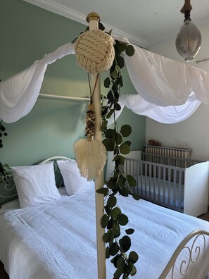 6 bedrooms, travel crib, free WiFi, bed sheets