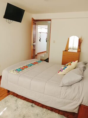 Een strijkplank/strijkijzer, gratis wifi, beddengoed