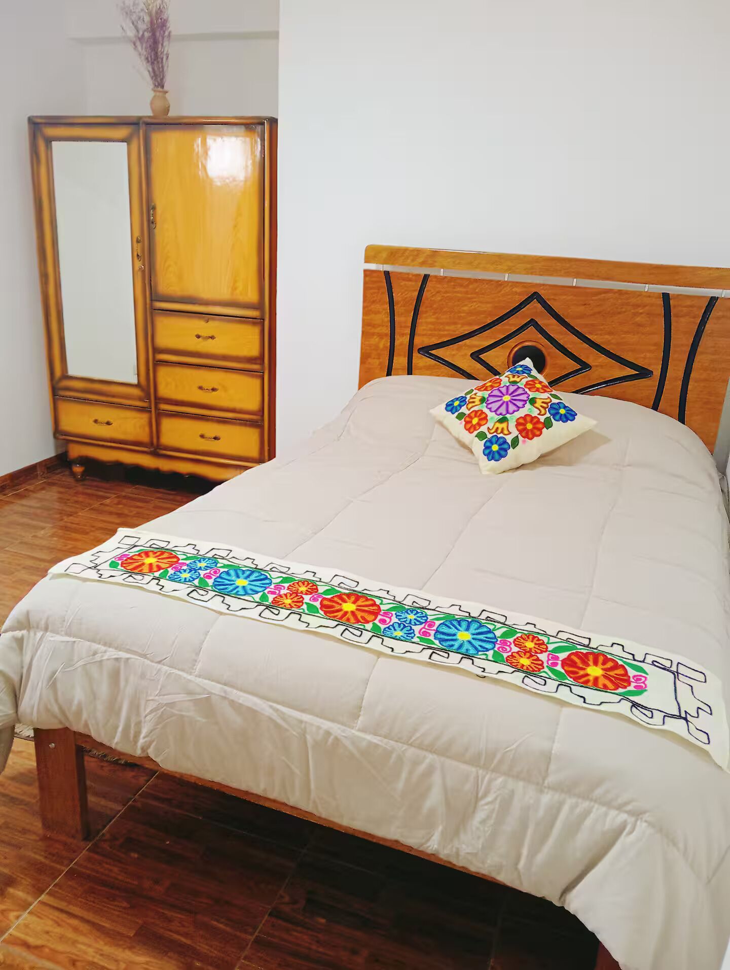 Tabla de planchar con plancha, wifi gratis y ropa de cama 