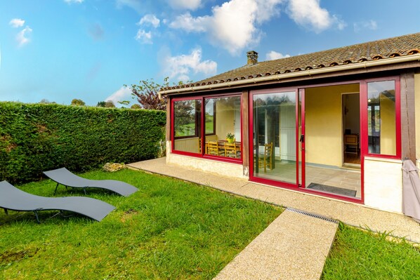 Outdoor dining - La Maison de Reta - Avec piscine privée (Rouffignac-Saint-Cernin-de-Reilhac)