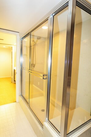 Dusche, Haartrockner, Handtücher, Toilettenpapier