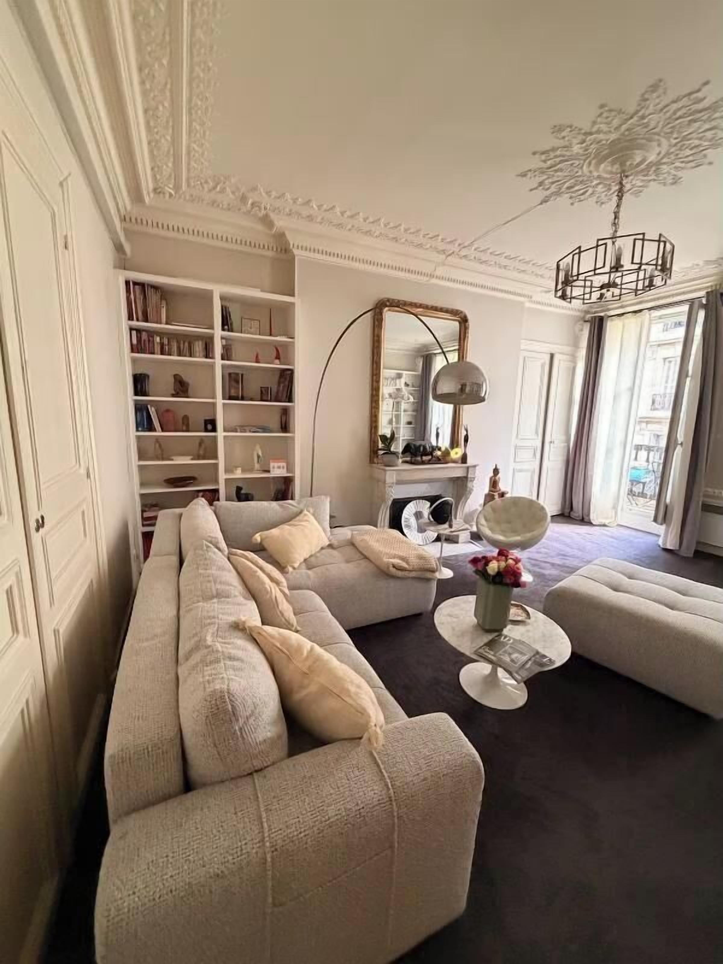 Fernseher, Kamin, Bücher, Stereoanlage