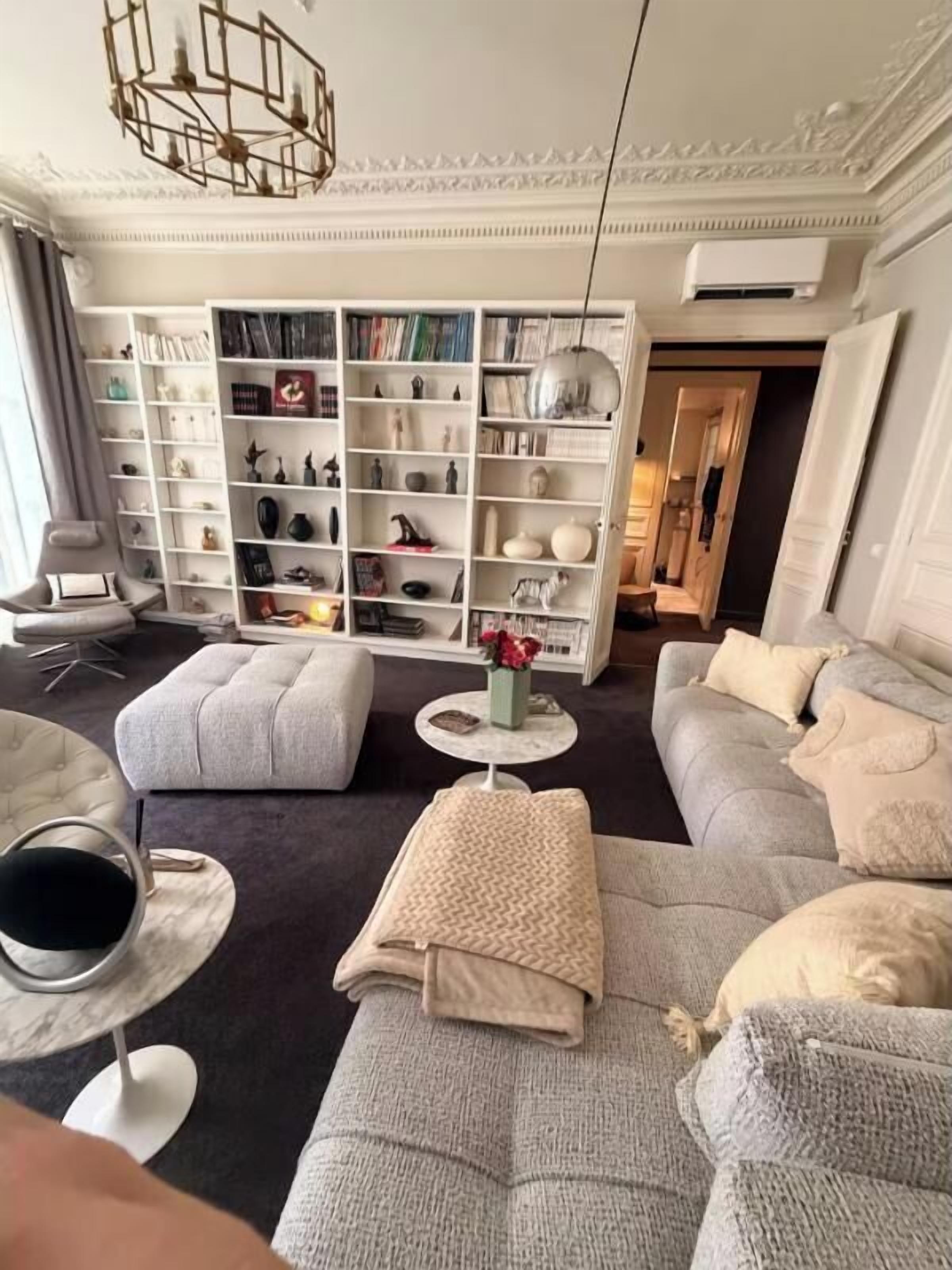 Tv, eldstad, böcker och en stereo