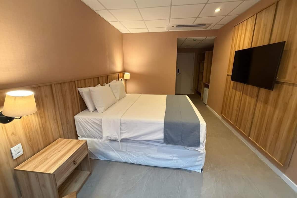 Chambre Supérieure, 1 grand lit, non-fumeurs | Coffres-forts dans les chambres, chambres insonorisées, Wi-Fi gratuit