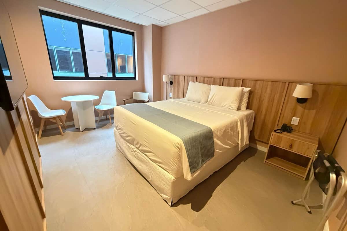 Chambre Deluxe, 1 très grand lit, non-fumeurs | Coffres-forts dans les chambres, chambres insonorisées, Wi-Fi gratuit