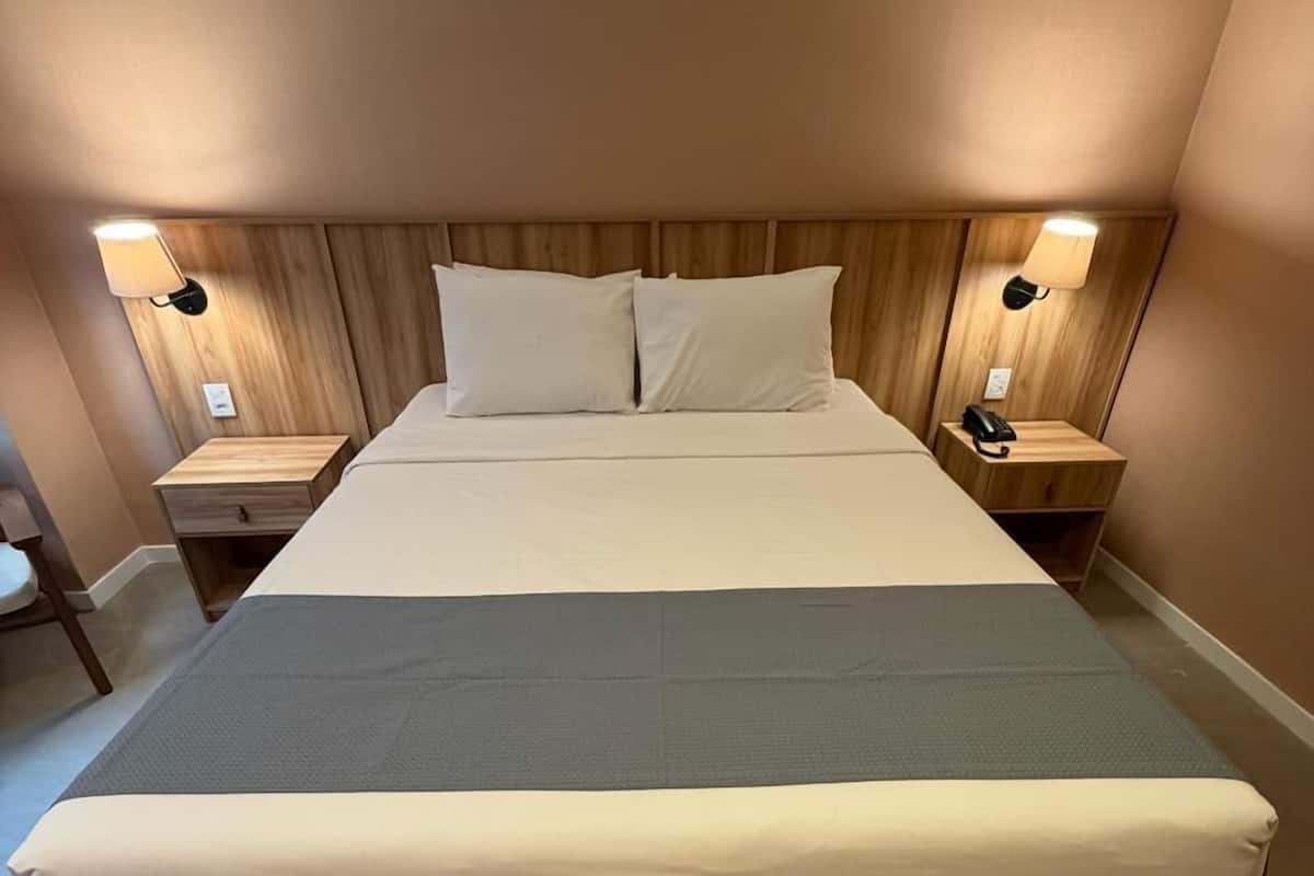 Chambre Supérieure, 1 grand lit, accessible aux personnes à mobilité réduite, non-fumeurs | Coffres-forts dans les chambres, chambres insonorisées, Wi-Fi gratuit