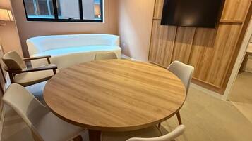 Suíte, 1 cama King, para não fumantes (Deluxe) | Área de estar