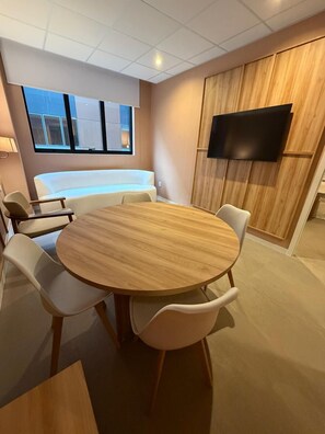 Suite, 1 très grand lit, non-fumeurs (Deluxe) | Coin séjour