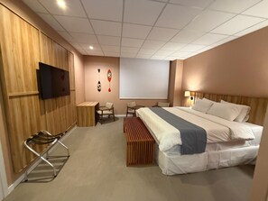 Suite, 1 très grand lit, non-fumeurs (Deluxe) | Coffres-forts dans les chambres, chambres insonorisées, Wi-Fi gratuit