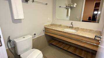 Chuveiro, toalhas de banho, sabonete, shampoo