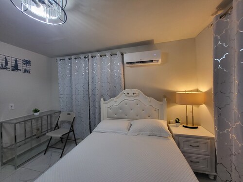 New 1-bedroom bedroom and bathroom in centrally-located Miami with AC e2