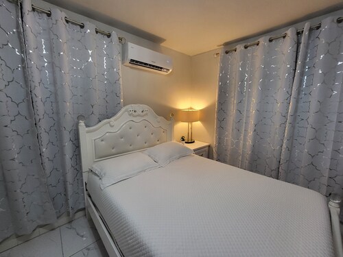 A Nice Private Bedroom and Bathroom in Centrally-Located Miami with AC 
e2