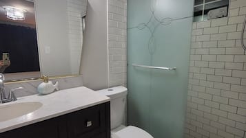 Doccia, asciugacapelli, asciugamani, sapone