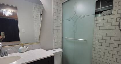 A Nice Private Bedroom and Bathroom in Centrally-Located Miami with AC
e2