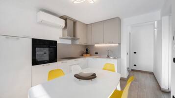 Fridge, oven, stovetop, dishwasher