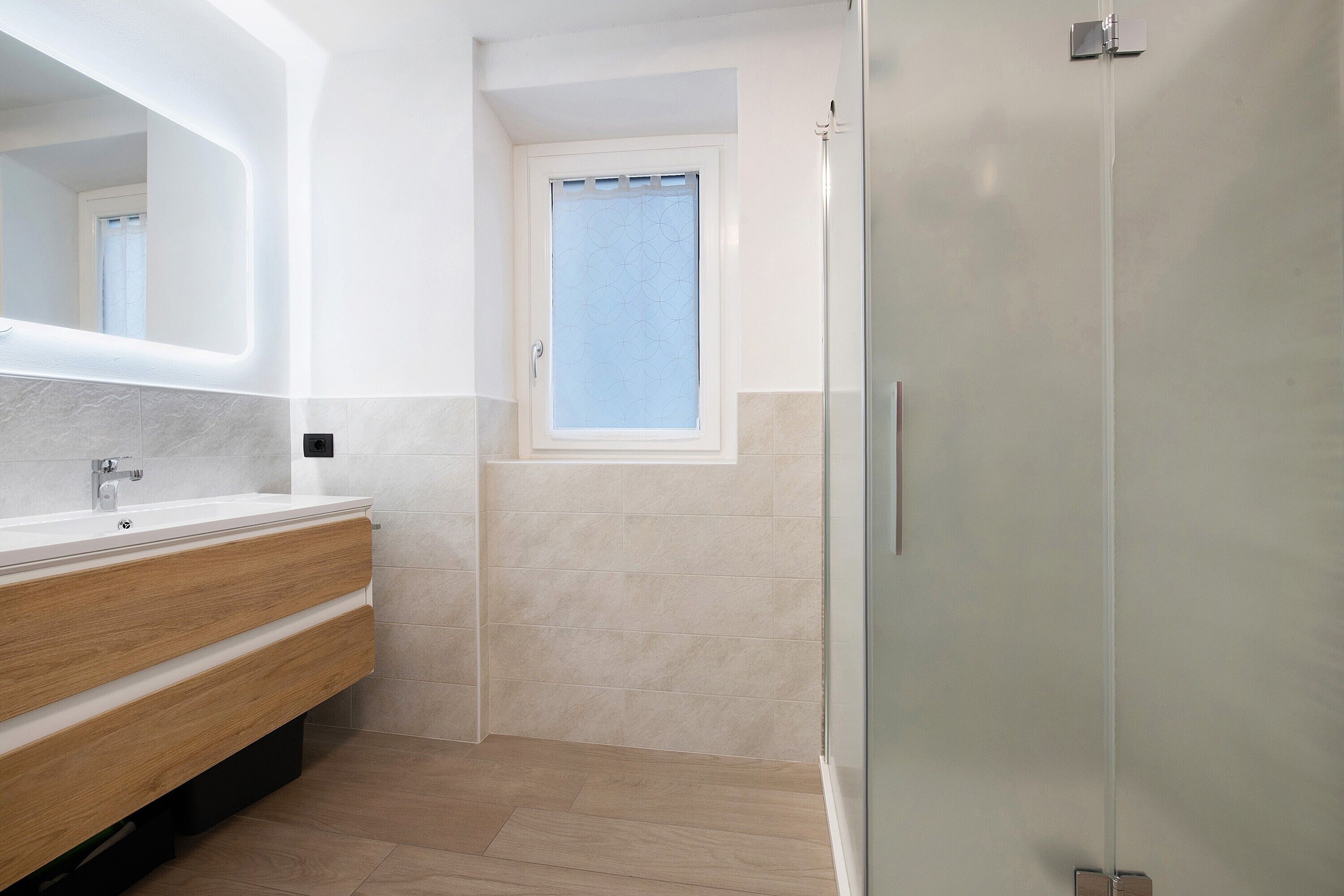 Douche, articles de toilette gratuits, sèche-cheveux