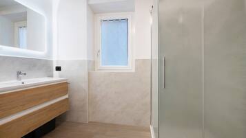 Douche, articles de toilette gratuits, sĂšche-cheveux