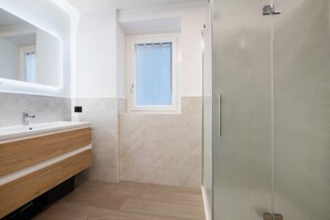 Dusche, kostenlose Toilettenartikel, Haartrockner, Handtücher