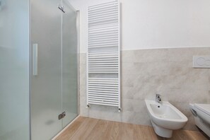 Bruser, hårtørrer, håndklæder