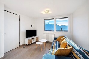 TV - Apartment 'Cà De Qualì' with Lake View, Wi-Fi and Air Conditioning (Costa Volpino)