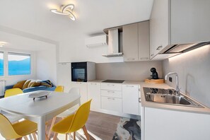 Fridge, oven, stovetop, dishwasher - Apartment 'Cà De Qualì' with Lake View, Wi-Fi and Air Conditioning (Costa Volpino)