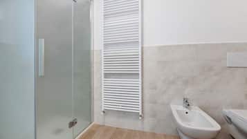 シャワー、バスアメニティ (無料)、ヘアドライヤー、タオル