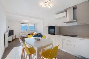 Dining - Apartment 'Cà De Qualì' with Lake View, Wi-Fi and Air Conditioning (Costa Volpino)