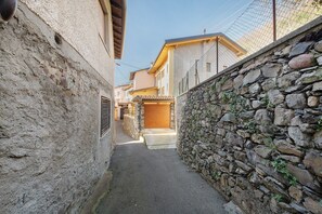 Property grounds - Apartment 'Cà De Qualì' with Lake View, Wi-Fi and Air Conditioning (Costa Volpino)