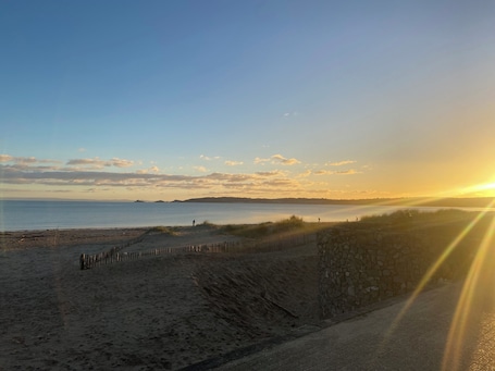 Beach. Self contained ground floor Garden Flat with parking and view of lighthouse