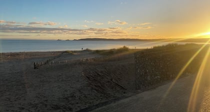 Self contained ground floor Garden Flat with parking and view of lighthouse