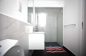 Regadera, toallas, jabón, papel de baño 