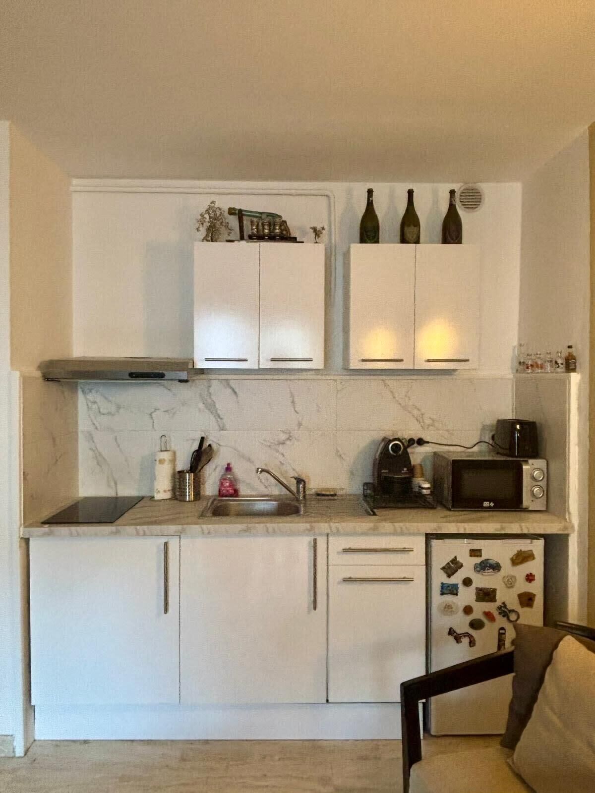 Kjøleskap, kokeplater og kaffetrakter/tekoker