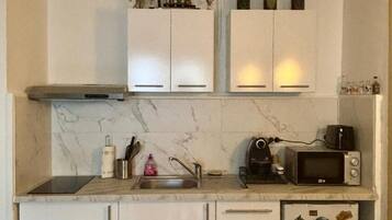 Kjøleskap, kokeplater og kaffetrakter/tekoker