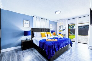 4 dormitorios, caja fuerte, escritorio y tabla de planchar con plancha