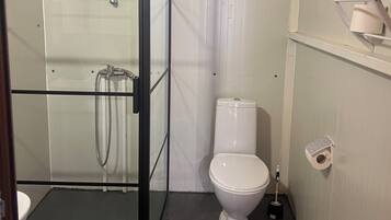 Chinelos, toalhas de banho, sabonete, shampoo