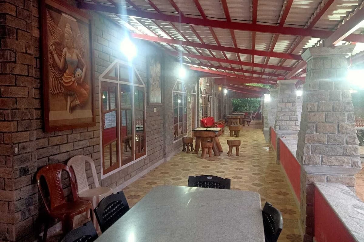 Un espace extérieur abrité, doté de murs en briques, d’une table de billard et d’une fresque murale.