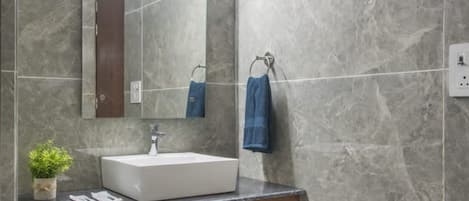 Regadera, toallas, jabón, papel de baño