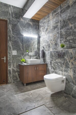 تجهيزات دش، مناشف، صابون، ورق حمّام