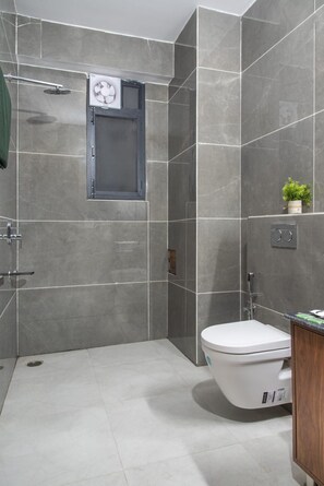 Douche, serviettes fournies, savon, papier toilette