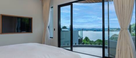 6 slaapkamers, een strijkplank/strijkijzer, reisbedje, gratis wifi